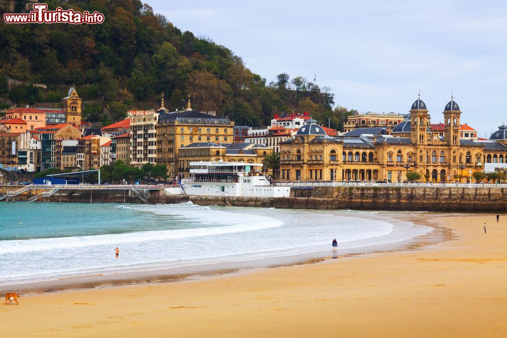 Immagine Panorama autunnale di Concha Beach a San Sebastian, Spagna. Fra le più belle d'Europa, questa lunghissima lingua di sabbia ha la caratteristica forma di una conchiglia.