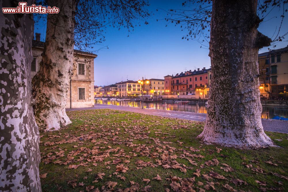 Immagine Panorama autunnale di Peschiera del Garda, Veneto. Passeggiando per il paese se ne possono scoprire alcuni scorci suggestivi.