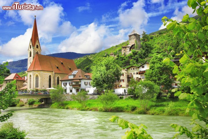Immagine Il panorama ed i colori in estate del borgo di Chiusa in Alto Adige - © leoks/ Shutterstock.com