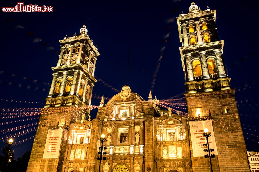 Immagine Panorama by night della cattedrale di Puebla, Messico. E' uno splendido esempio di barocco coloniale spagnolo.