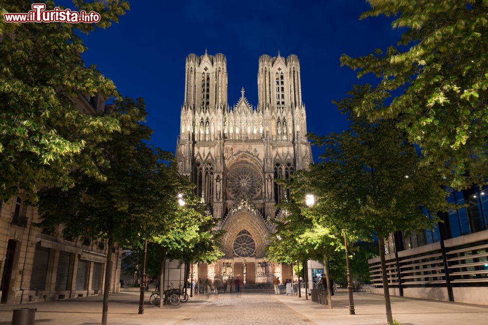 Immagine Panorama by night della cattedrale di Reims, Francia. Le due suggestive torri tronche s'innalzano per 82 metri e completano in modo armonioso la costruzione religiosa.