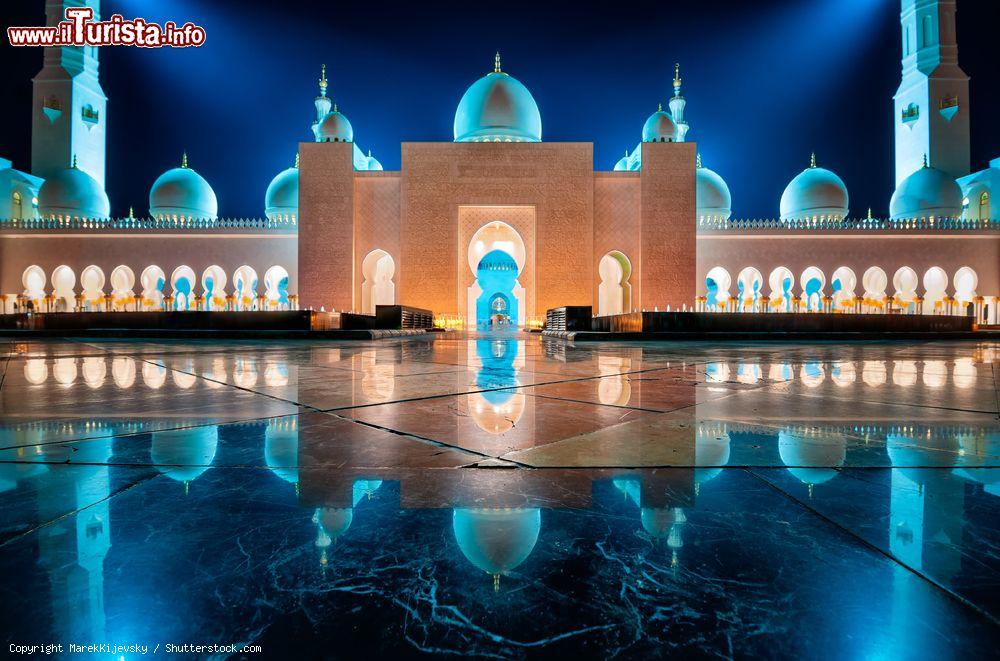 Immagine Panorama by night della Sheikh Zayed Grand Mosque a Dubai, Emirati Arabi Uniti. E' considerato il più importante luogo di culto del paese: durante la preghiera del venerdì e le festività di fine Ramadan può accogliere sino a 41 mila fedeli © MarekKijevsky / Shutterstock.com
