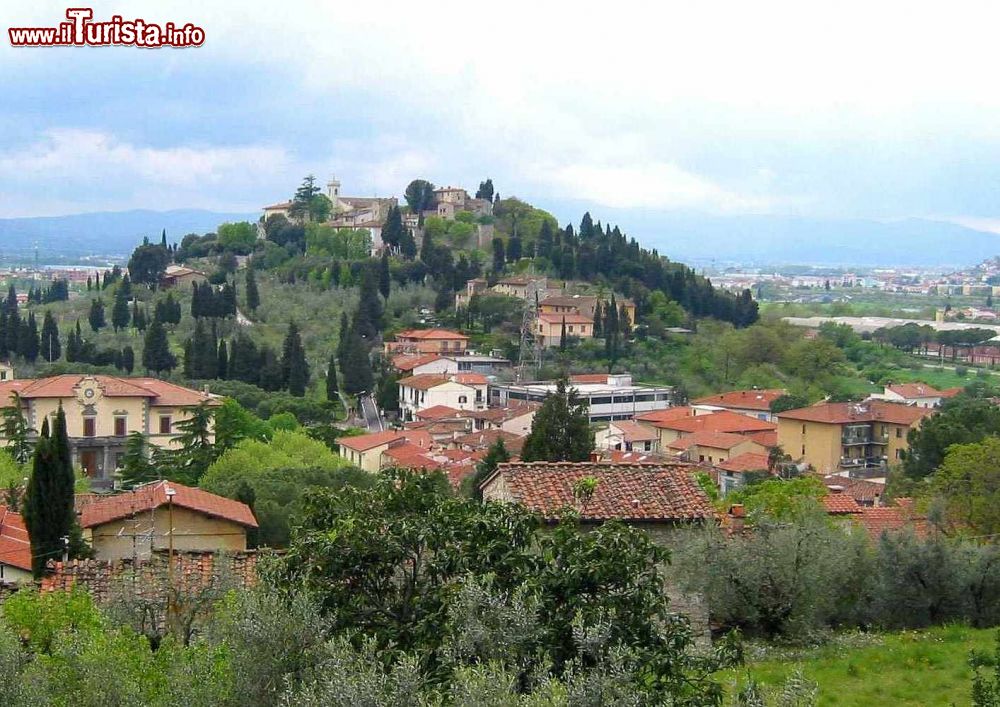 Immagine Panorama di Calenzano alto dalla Pieve di San Donato - © Marco Niccoli - CC BY-SA 3.0 . Wikipedia