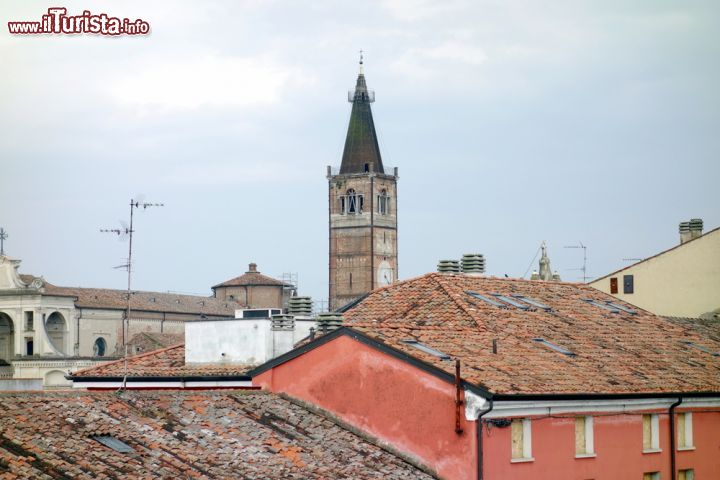 Immagine Panorama dei tetti del centro storico di San Benedetto Po in Lombardia- © ValeStock / Shutterstock.com