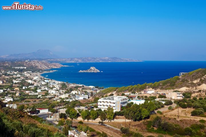 Immagine La costa di Kos, Grecia, con la piccola isola di Kastri nel Mare Egeo - © Anna Lurye / Shutterstock.com