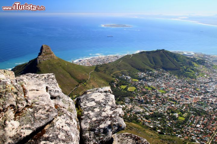 Immagine Panorama di Table Mountain, Cape Town, Africa - Se guardato dal basso desta meraviglia e stupore, quando guardato dall'alto ancora di più. Stupendo lo stacco che si crea proprio in mezzo alla città di Cape Town, che sembra divisa in due non da un muro di Berlino ma africano e moderno bensì da un'estensione montuosa (di 3 km) che praticamente è impossibile non notare - © Renee Vititoe / Shutterstock.com