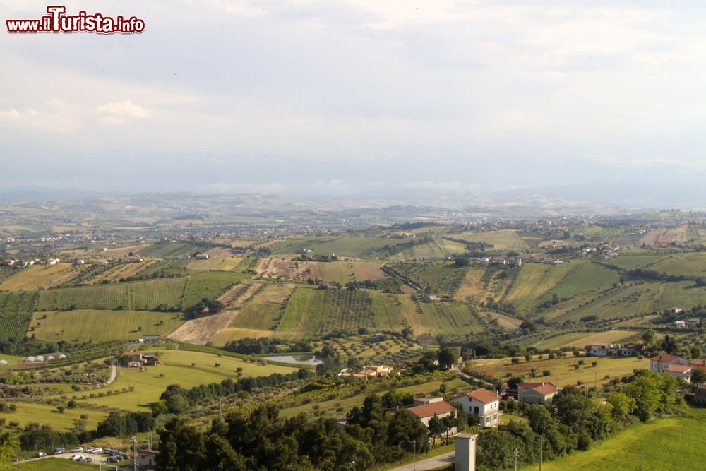 Immagine Panorama dal borgo di Colonnella sulle colline del nord dell'Abruzzo, provincia di Teramo