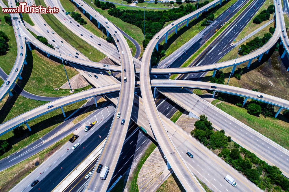Immagine Panorama dal drone di autostrada e interscambi ad alta velocità a Austin, Texas (USA).