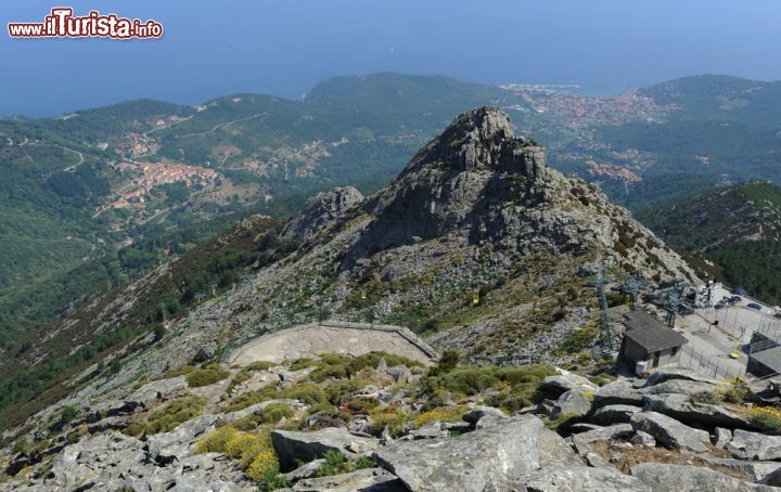 Immagine Il panorama dal Monte Capanne, la cima più alta dell'Isola d'Elba. A sinistra si scorge il borgo di Marciana, a destra sulla costa Marciana Marina - © Stefano Ember / Shutterstock.com