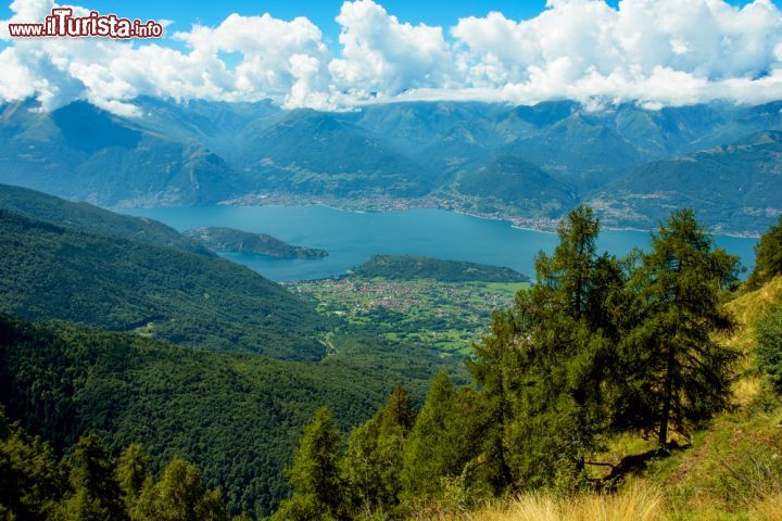 Immagine Il panorama dal monte Legnone, con il lago di Como e la zona di Colico - © Scisetti Alfio / Shutterstock.com