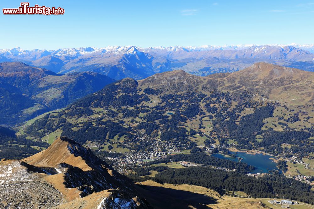Immagine Panorama dal monte Rothorn di Lenzerheide e del lago Heidsee a Lenzerheide, Svizzera. Questo monte si trova al confine tra i cantoni Lucerna, Obvaldo e Berna.