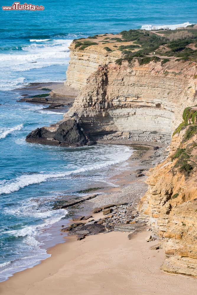 Immagine Panorama dall'alto della spiaggia atlantica di Ericeira, Portogallo. Questo tradizionale borgo dedito alla pesca è divenuto con il tempo una ricercata località di villeggiatura.