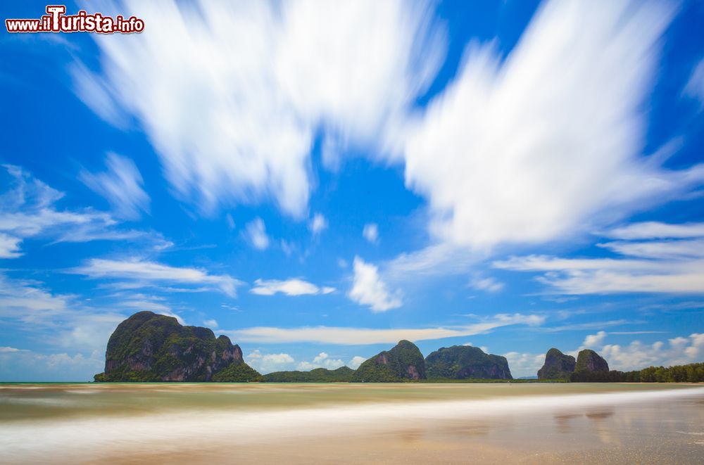 Immagine Panorama dalla spiaggia di Pakmeng, Trang, Sud della Thailandia. Questa striscia di sabbia lunga e stretta offre una splendida vista su un mare piatto e calmo.