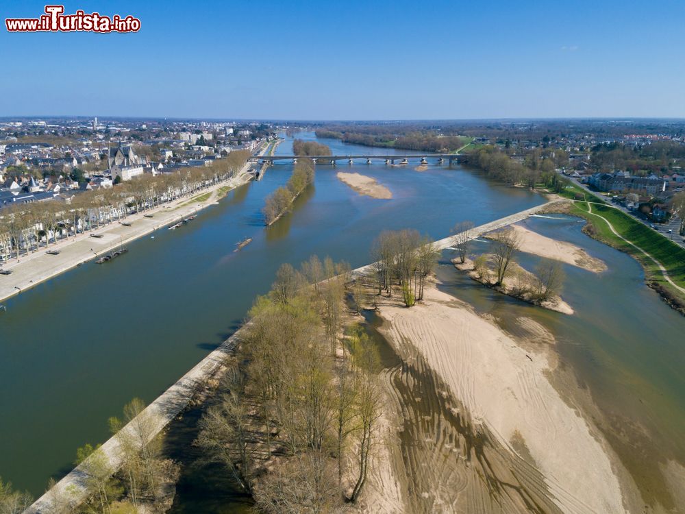 Immagine Panorama dall'alto del fiume Loira a Orléans, Francia. Lungo 1020 km, il fiume più esteso di Francia ha le sue sorgenti sul monte Gerbier de Jonc.