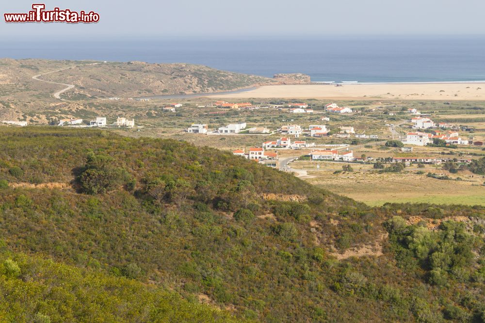 Immagine Panorama dall'alto del villaggio di Carrapateira, Algarve, con un tratto di costa sullo sfondo (Portogallo).