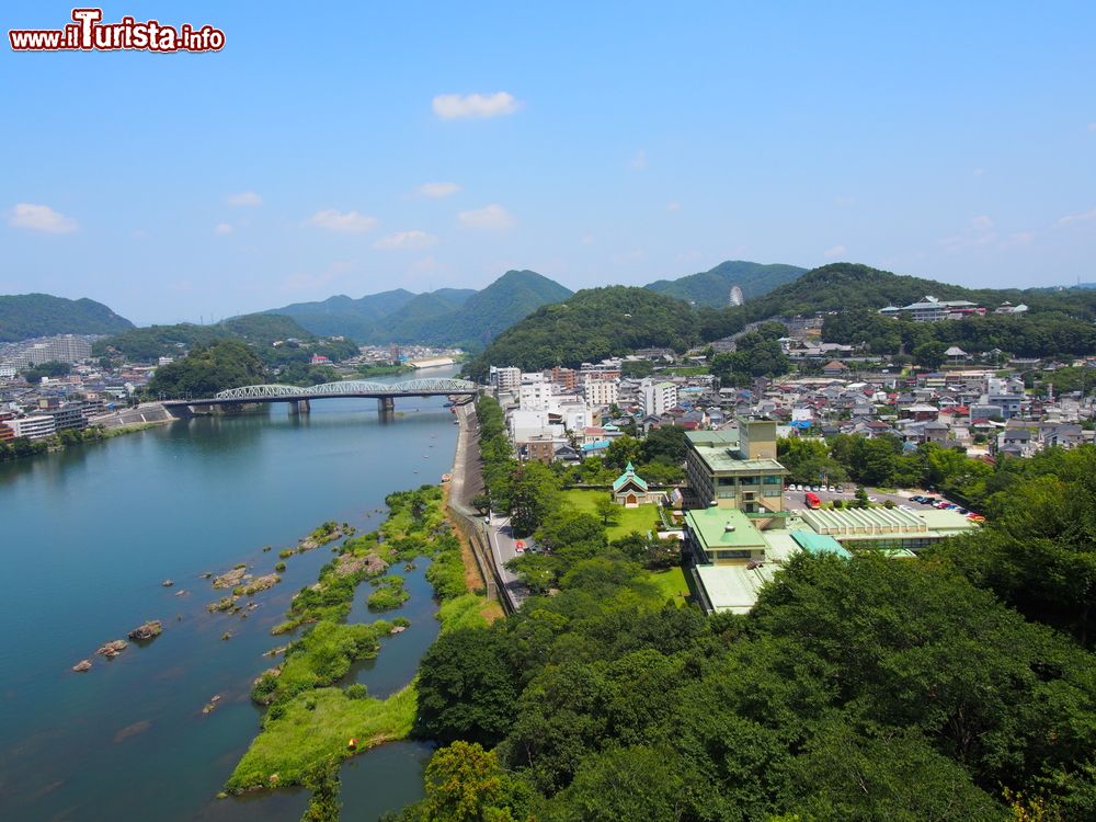 Immagine Panorama dall'alto della città di Inuyama, Giappone. Sullo sfondo, uno dei ponti che attraversano il fiume Kiso.