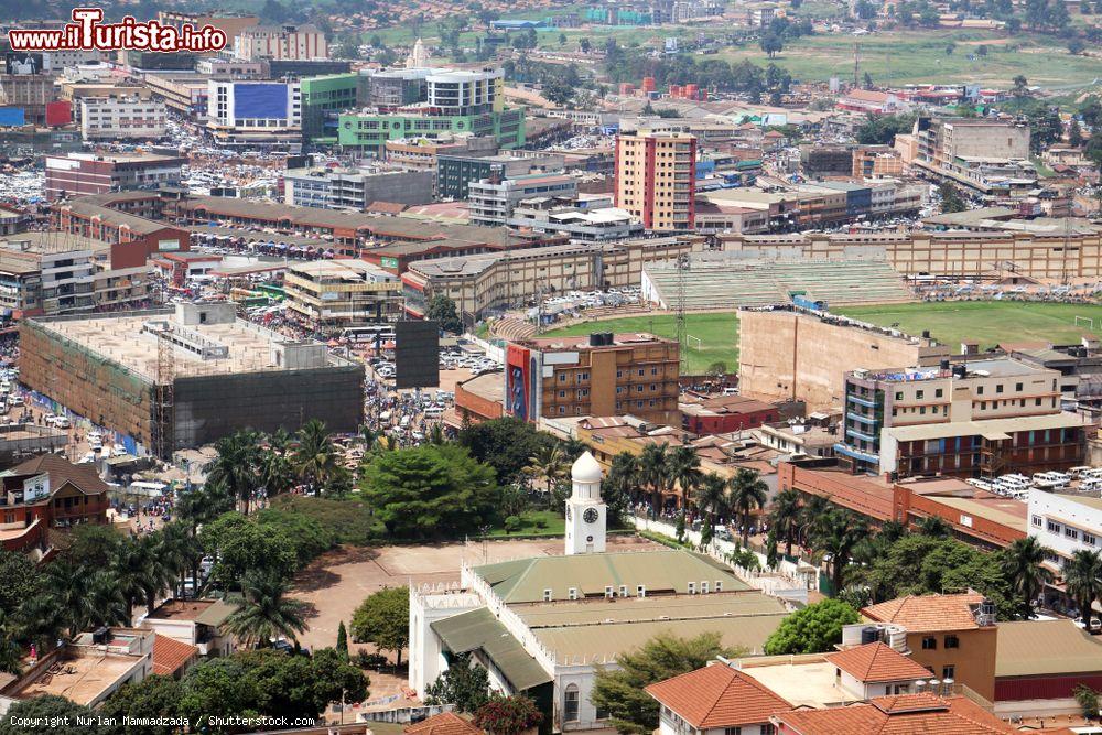 Immagine Panorama dall'alto della città di Kampala, Uganda (Africa). Una suggestiva veduta dal minareto della grande moschea cittadina - © Nurlan Mammadzada / Shutterstock.com