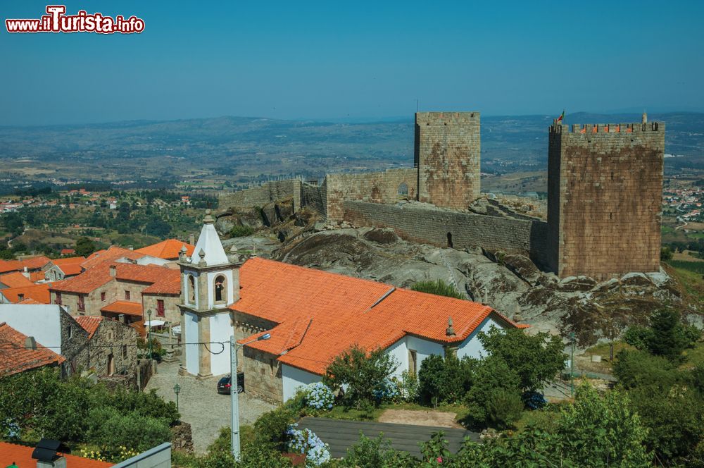 Immagine Panorama dall'alto della città di Linhares da Beira, Portogallo: i tetti delle case, le mura del castello con le torri fortificate e il campanile della chiesa.