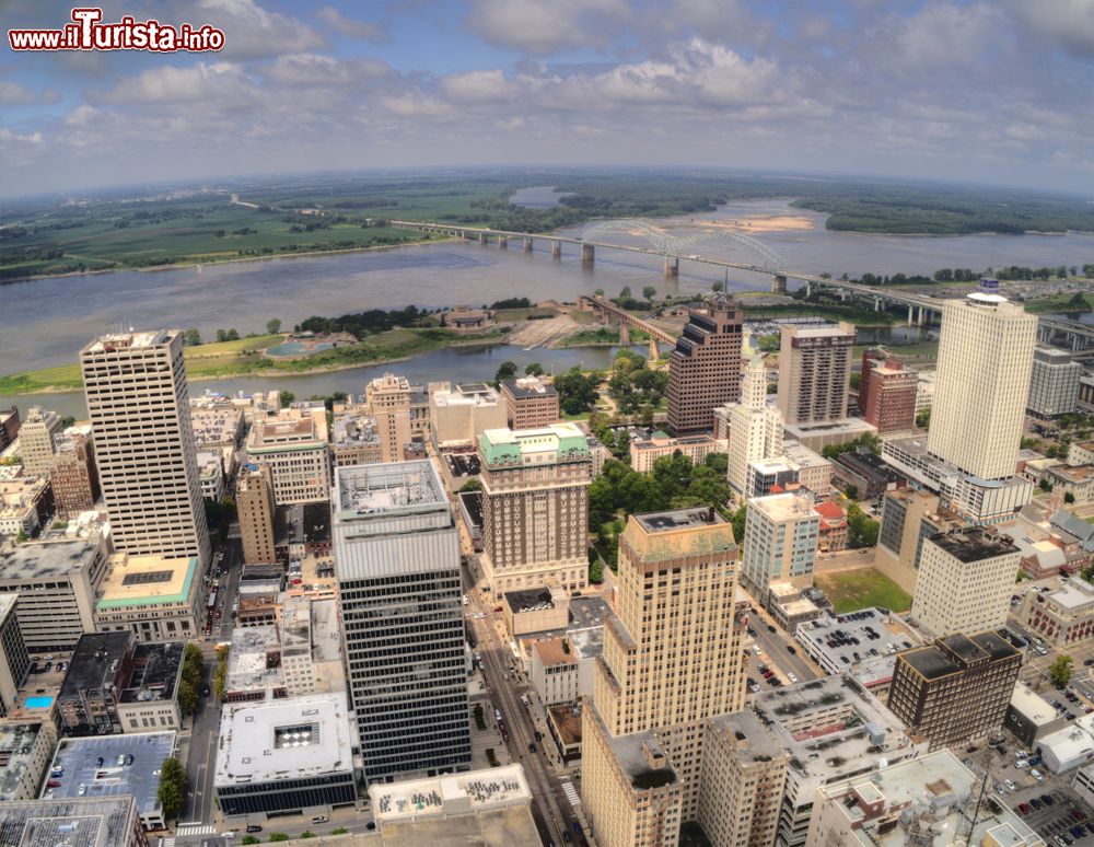 Immagine Panorama dall'alto della città di Memphis in Tennessee (USA): qui, sul fiume Mississipi, sono state create celebri note blues, soul e rock'n'roll.