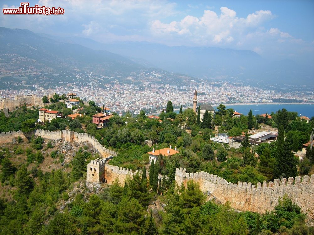 Immagine Panorama dall'alto della cittadina di Alanya, Turchia. Grazie alla sua posizione strategica, Alanya è stata un'importante roccaforte per molti imperi, da quello tolemaico a quello ottomano.
