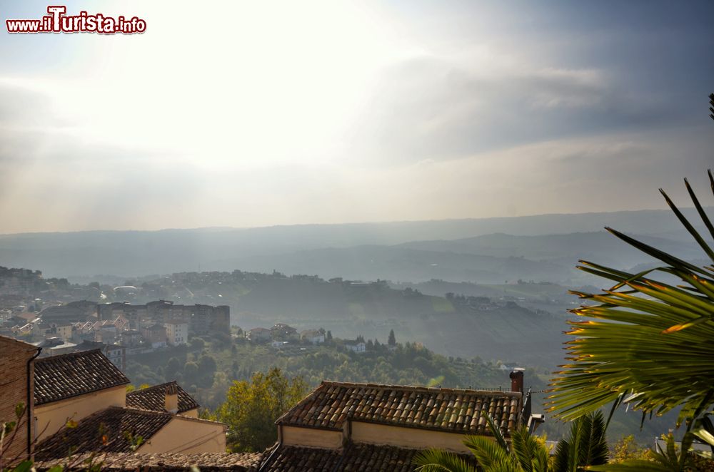 Immagine Panorama dall'alto della cittadina di Fermo, Marche. Dista circa 6 chilometri dal Mare Adriatico e presenta 7 km di litorale, di cui 3 a sud di Porto San Giorgio e 4 a nord.