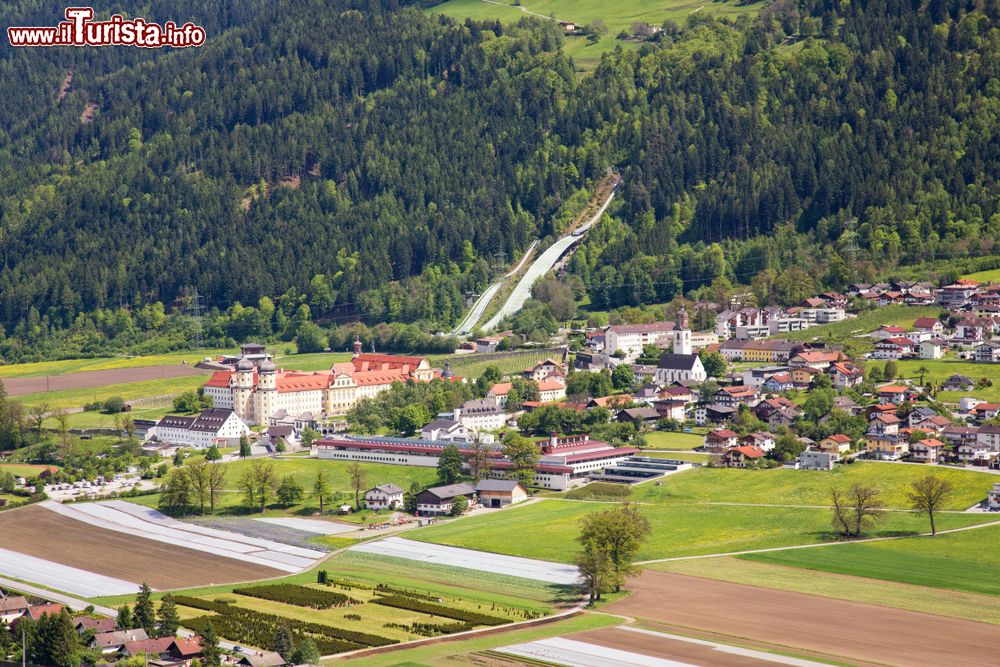 Immagine Panorama dall'alto della cittadina di Stams, Tirolo, Austria. Situata nella valle Inntal, questa località dista circa 35 km da Innsbruck.