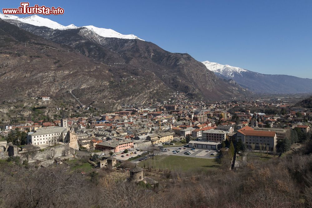 Immagine Panorama dall'alto della cittadina di Susa, Piemonte. Siamo al centro dell'omonima valle di Susa, parte della Comunità Montana Valle Susa e Val Sangone.