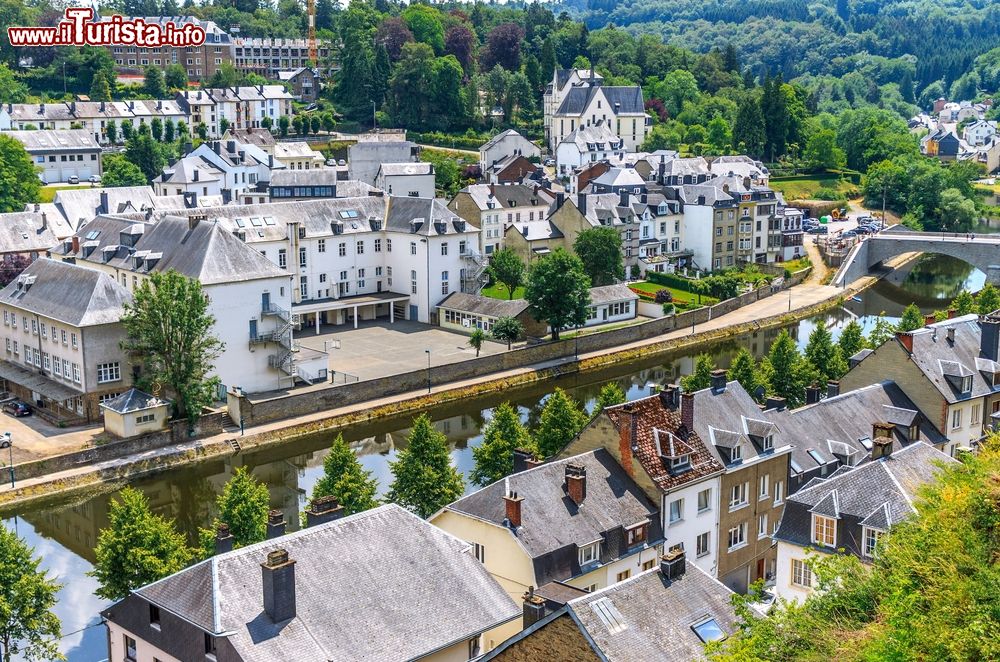 Immagine Panorama dall'alto della cittadina medievale di Bouillon, Belgio. Oltre che per il cioccolato, questa località è famosa in ambito turistico grazie alla sua posizione favorevole e al suggestivo paesaggio naturale.