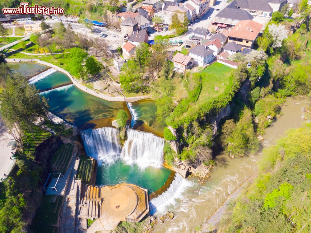 Immagine Panorama dall'alto della Pliva Waterfall a Jajce, Bosnia e Erzegovina. Alte in origine 30 metri, sono state ababssate a 20 dopo il terremoto verificatosi durante la guerra civile. Segnano la confluenza fra i fiumi Pliva e Vrbas.