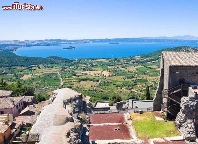 Immagine Panorama dall'alto della Rocca dei Papi a Montefiascone, Lazio. Ancora oggi una delle attrattive principali di questa cittadina del Lazio, dalla possente fortezza si gode un panorama impagabile su tutto il territorio circostante - © Mi.Ti. / Shutterstock.com