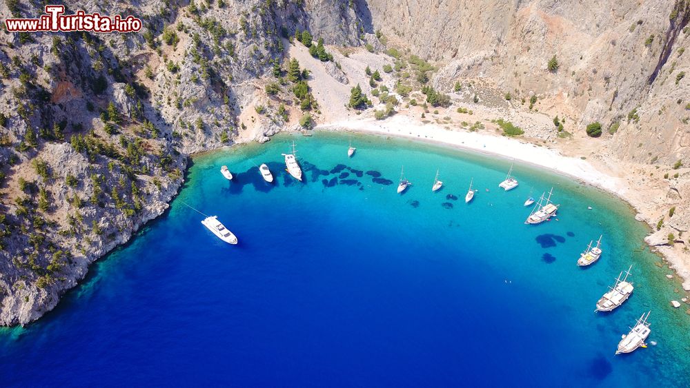 Immagine Panorama dall'alto della spiaggia di Agios Georgios con yachts e barche ormeggiate, isola di Symi (Grecia).