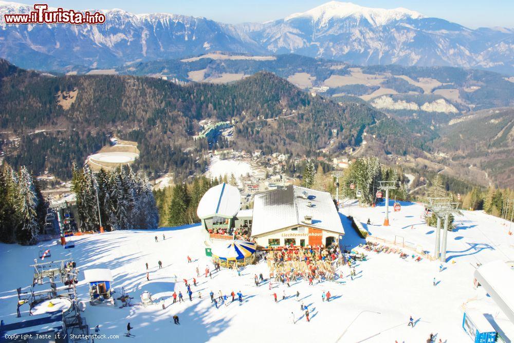 Immagine Panorama dall'alto della stazione sciistica di Semmering, Austria. Qui si sono svolte numerose prove della Coppa del Mondo di sci alpino - © Taste it / Shutterstock.com