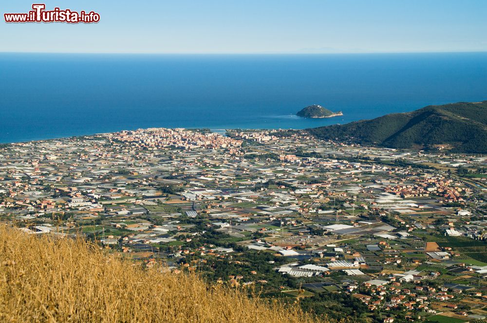 Immagine Panorama dall'alto di Albenga e dell'isola Gallinara, Liguria. Una bella veduta del mare e della campagna attorno alla città.