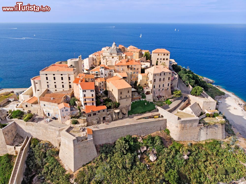 Immagine Panorama dall'alto di Calvi, Corsica. Situata sulla costa nord occidentale del paese, questa cittadina è conosciuta per le spiagge e per la baia a mezzaluna.