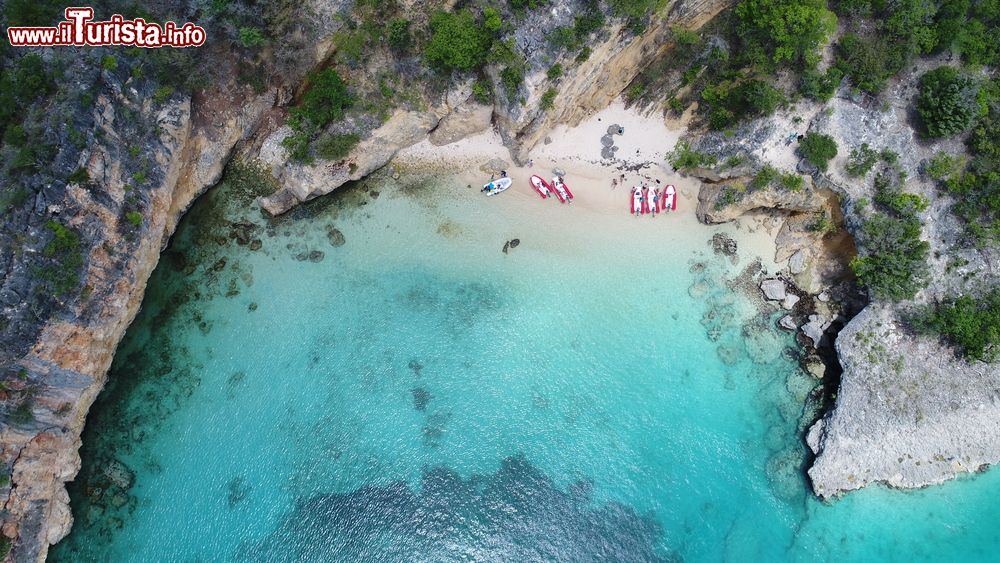 Immagine Panorama dall'alto di Happy Bay, Anguilla. E' una delle spiagge più belle dei Caraibi, circondata da una natura selvaggia e lambite da acque trasparenti e cristalline.