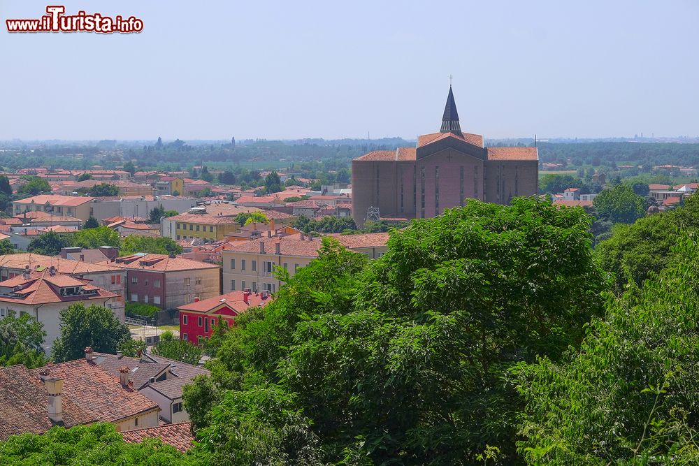 Immagine Panorama dall'alto di Monselice con la chiesa nella parte vecchia della città, Veneto, Italia.