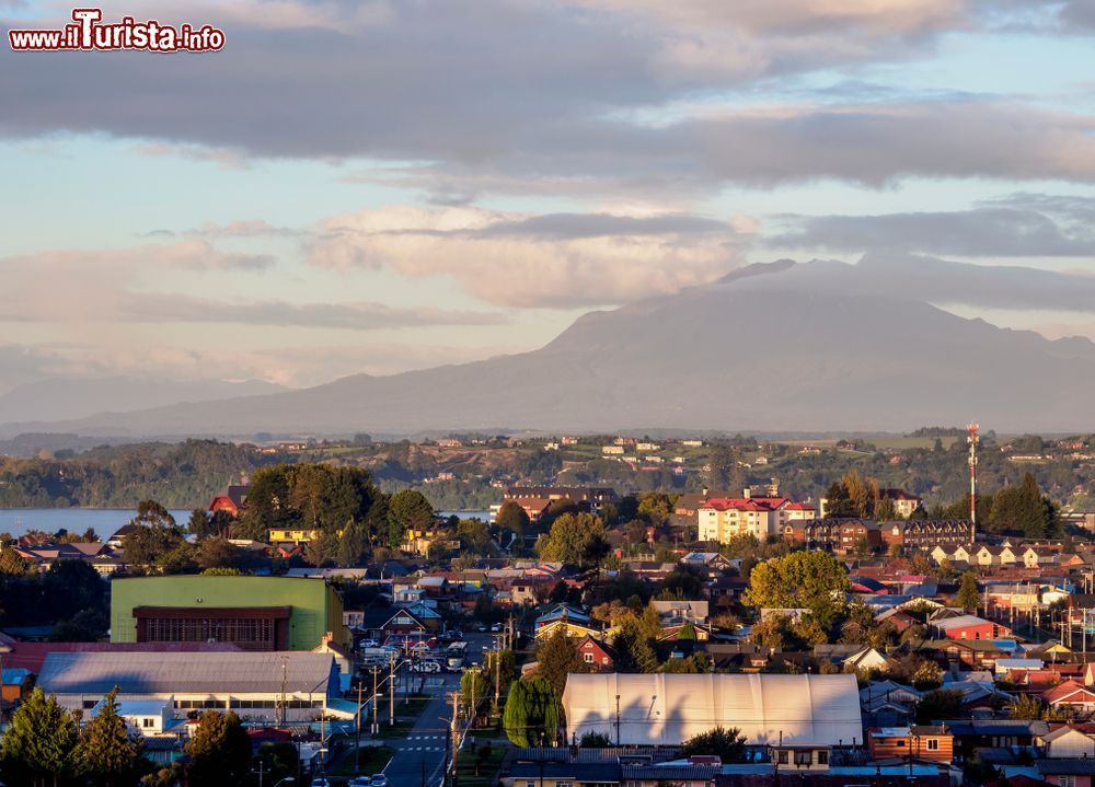 Immagine Panorama dall'alto di Puerto Varas, Cile. Fondata da emigranti tedeschi fra il 1852 e il 1853, questa località è un importante centro turistico.