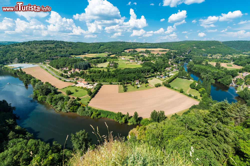 Immagine Panorama dall'alto di Saint-Cirq-Lapopie, Francia. Ospita ben 13 monumenti dichiarati storici.