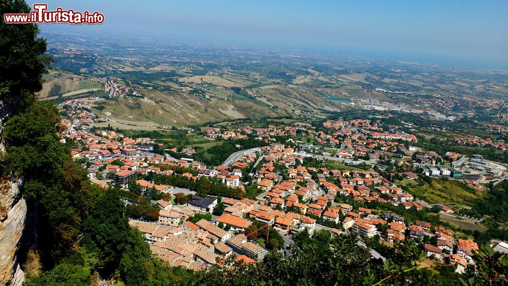 Immagine Panorama dall'alto di San Marino, Repubblica di San Marino. E' il quarto stato più piccolo d'Europa; situato all'interno dell'Italia, nel territorio compreso fra l'Emilia Romagna e le Marche, non ha sbocco sul mare.