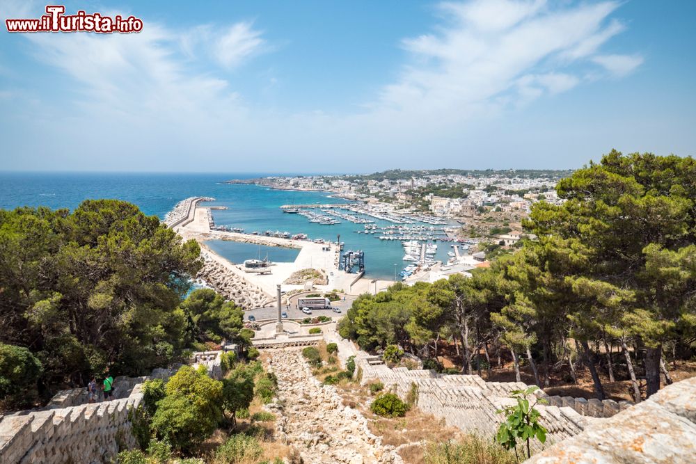 Immagine Panorama dall'alto di Santa Maria di Leuca, Salento, Puglia. Questa bella località sorge nell'insenatura fra Punta Ristola e Punta Meliso in una posizione magica dove da sempre si crede che il Mar Jonio e l'Adriatico si incontrino.