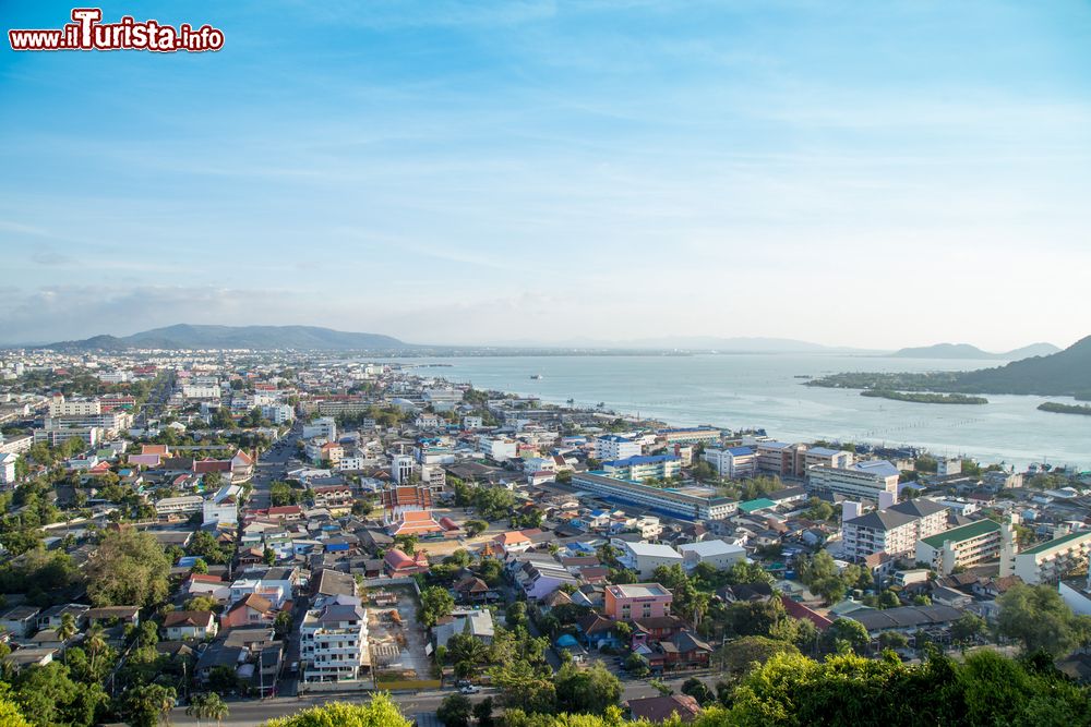 Immagine Panorama dall'alto di Songkhla dal monte Tang Kuan, Thailandia.