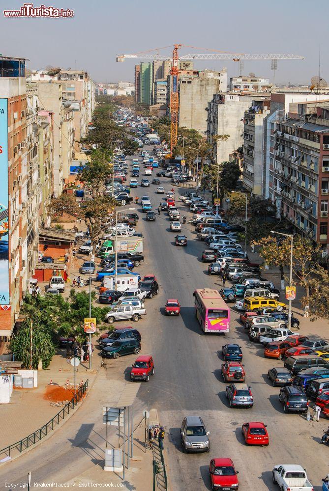 Immagine Panorama dall'alto di una strada trafficata nel centro di Luanda, capitale dell'Angola - © KrakenPlaces / Shutterstock.com