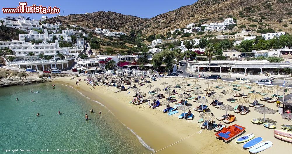 Immagine Panorama dall'alto sulle spiagge greche di Ios. Situata fra Naxos, Santorini e Folegandros, quest'isola è caratterizzata da bellissime spiagge ed è ricoperta da uliveti e vigneti - © Ververidis Vasilis / Shutterstock.com