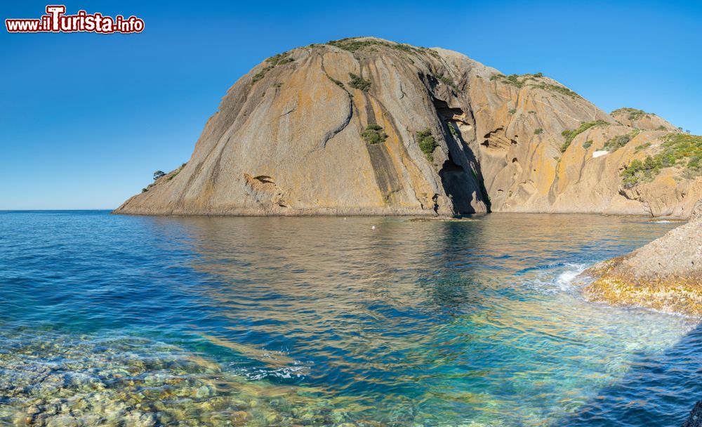 Immagine Panorama dei calanchi di Mugel a La Ciotat, Francia: si tratta di un sito naturale all'ombra del massiccio di Bec de l'Aigle. Nell'immagine, una formazione rocciosa a picco nell'acqua cristallina del Mediterraneo.