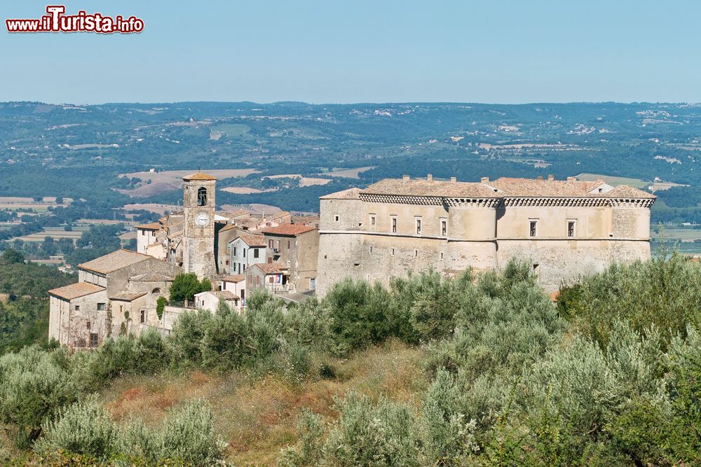 Immagine Panorama del borgo storico di Alviano in Provincia di Terni in Umbria