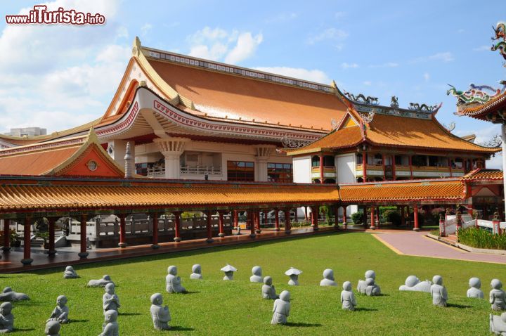 Immagine Panorama del Bright Hill Temple di Singapore. Costruito nel 1920, questo complesso religioso è in stile architettonico cinese. Si estende su una superficie di 75 mila metri quadrati pari a dicei campi da calcio - © 45384361 / Shutterstock.com