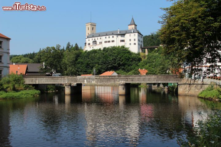 Immagine Panorama del castello di Rozmberk nad Vltavou, Repubblica Ceca. Una bella immagine della fortezza di epoca medievale che si affaccia sul fiume Vltava, nome in ceco della più conosciuta Moldava