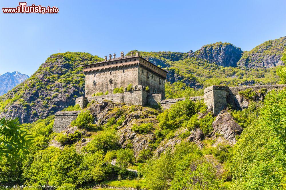 Immagine Panorama del castello di Verres, Valle d'Aosta. Situata su un promontorio, questa fortezza medievale domina il paese. E' uno dei più famosi manieri valdostani - © elitravo / Shutterstock.com