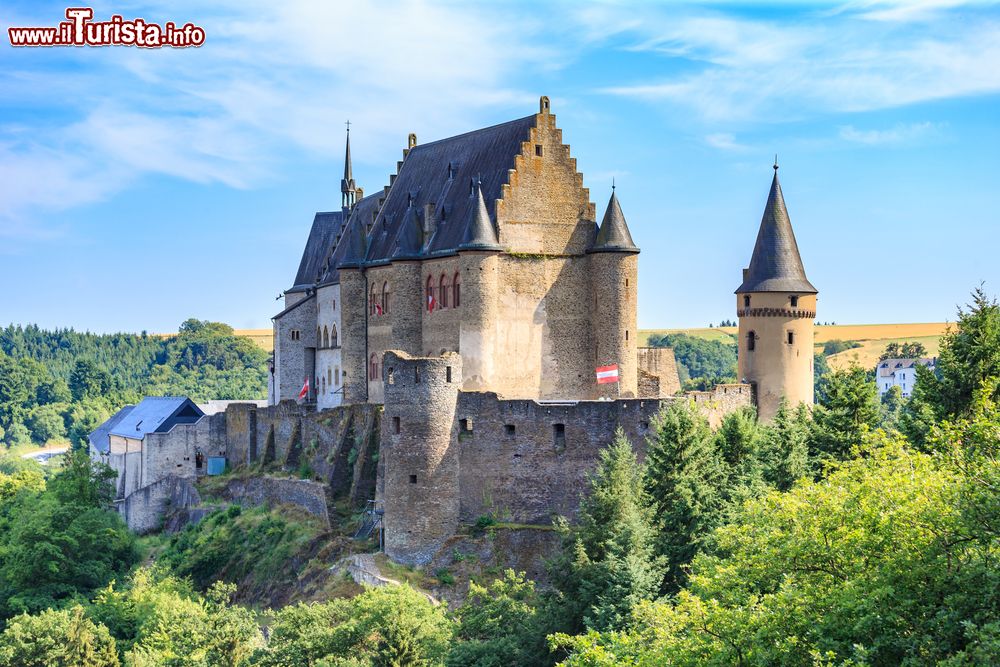 Immagine Panorama del castello di Vianden e delle mura fortificate, Lussemburgo.