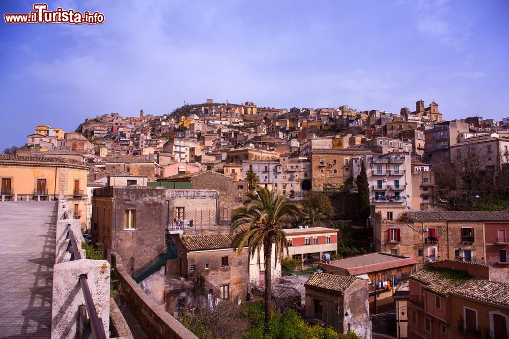 Immagine Panorama del centro antico di Agira in Sicilia.